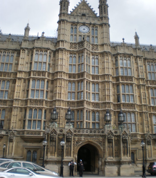 英国国会上院入口处.png