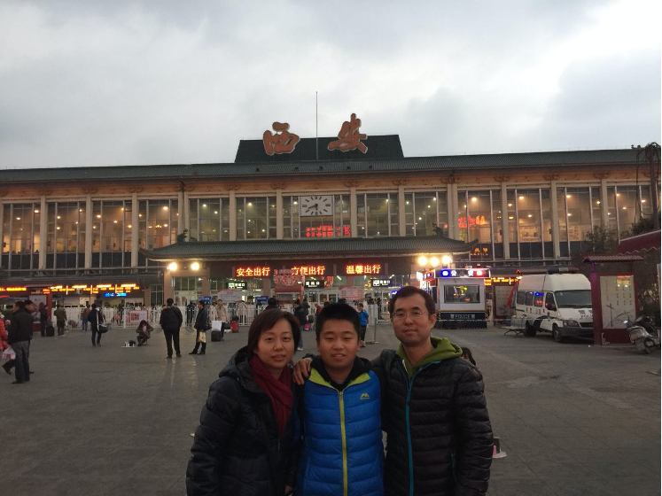 宋力三口西安照 1.png