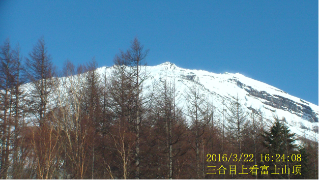 三合目上看富士山顶.png