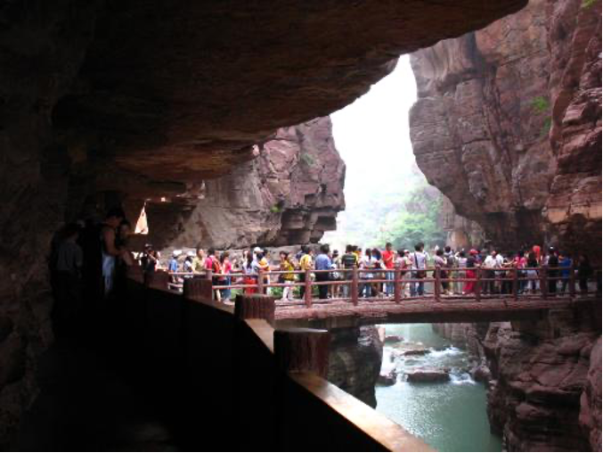 红石峡上的跨峡石桥.png